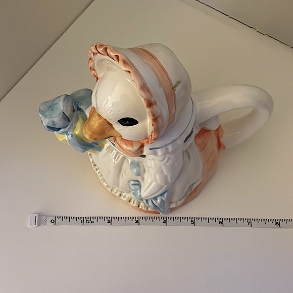 Adorable 2 piece ceramic teapot of a duck holding a present! Perfect for Easter! - Picture 12 of 13